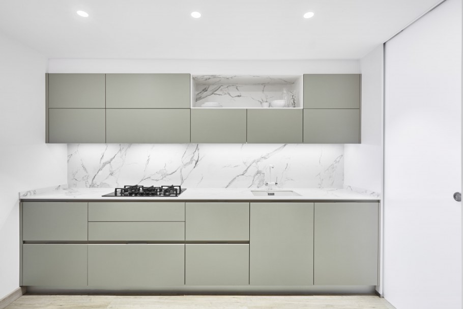 Матовая кухня с мраморным фартуком