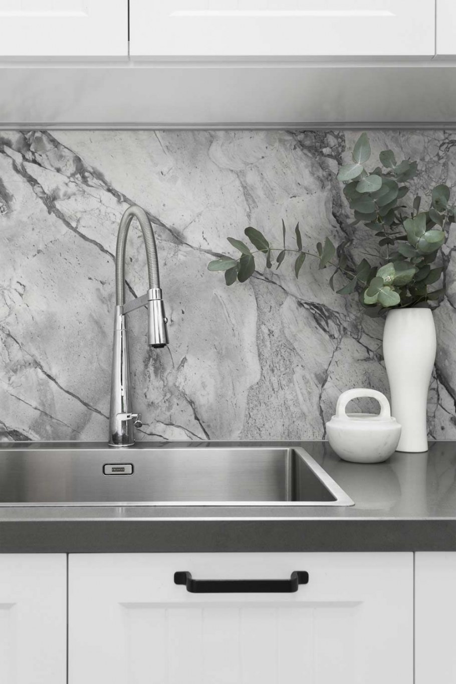 Белая кухня фартук мрамор