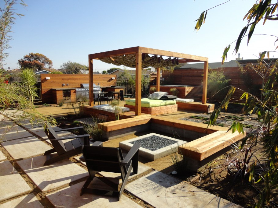 Лаунж зона с перголой