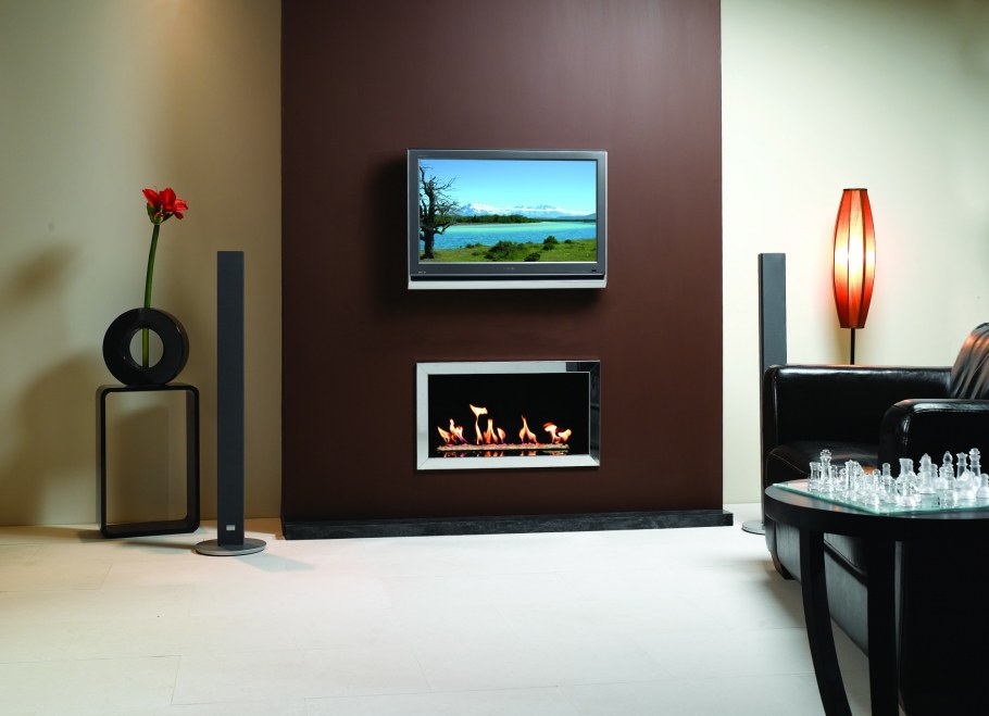 Камин и телевизор на одной стене