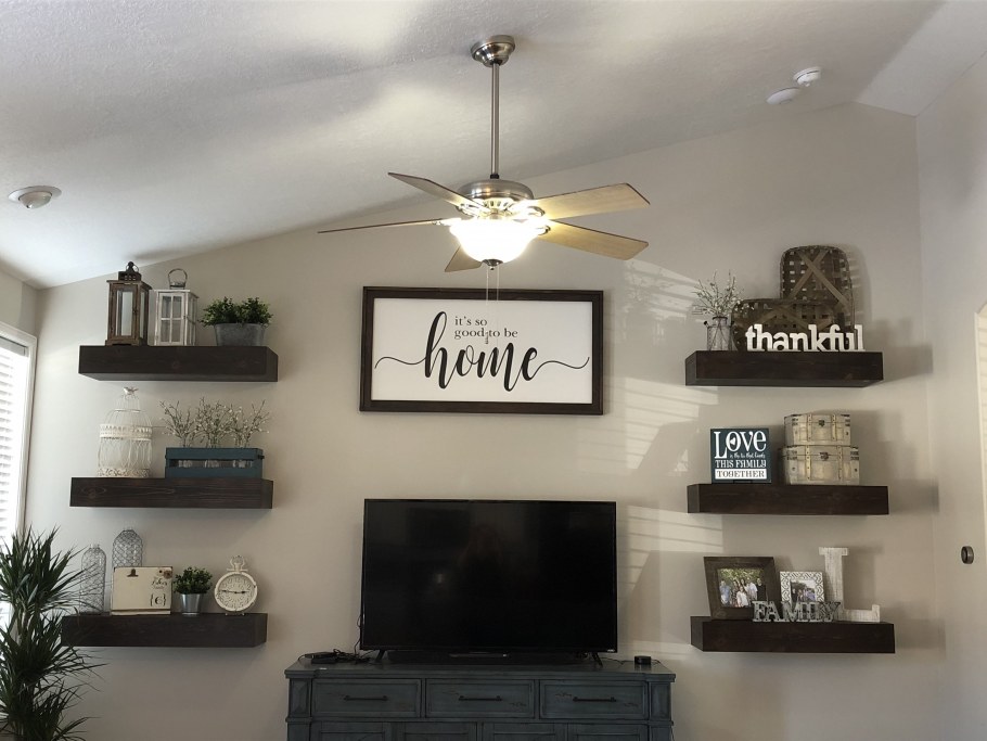 Декор на полку над телевизором