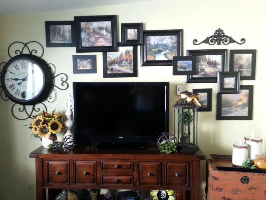 Стенка из полок в гостиную