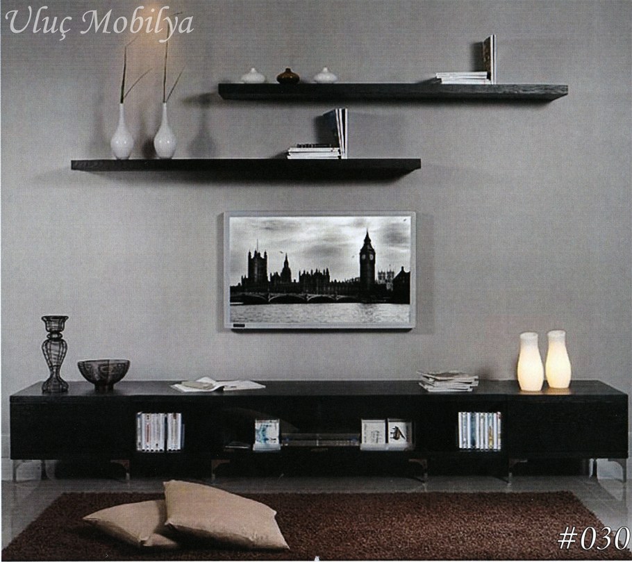 Полки над телевизором в гостиной