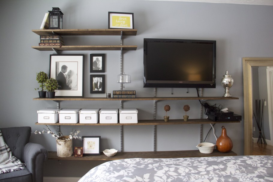 Настенные полочки рядом с телевизором