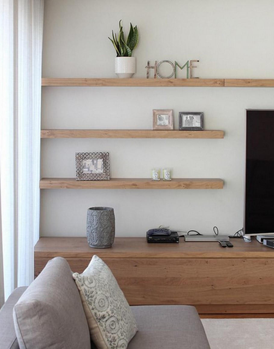 Полка в интерьере гостиной