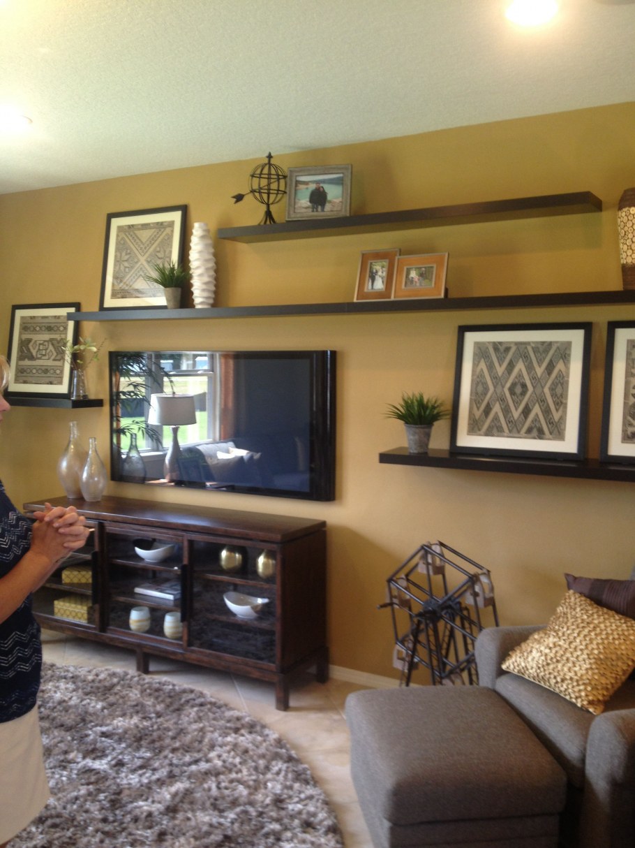 Настенные полки по бокам от телевизора