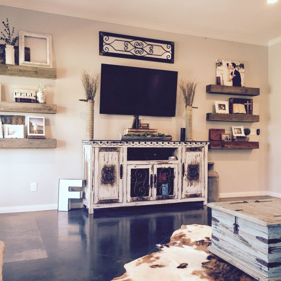 Декор вокруг телевизора Farmhouse