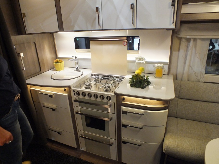 Кухня с невстроенной плитой