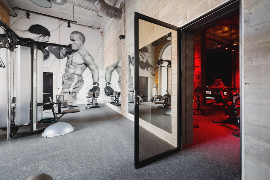 Дверь в спортзал