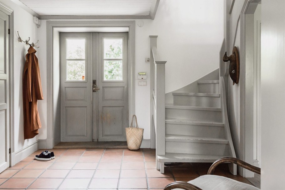 Прихожая с лестницей в скандинавском стиле