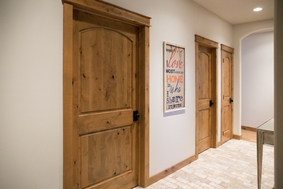 Двери в деревенском стиле