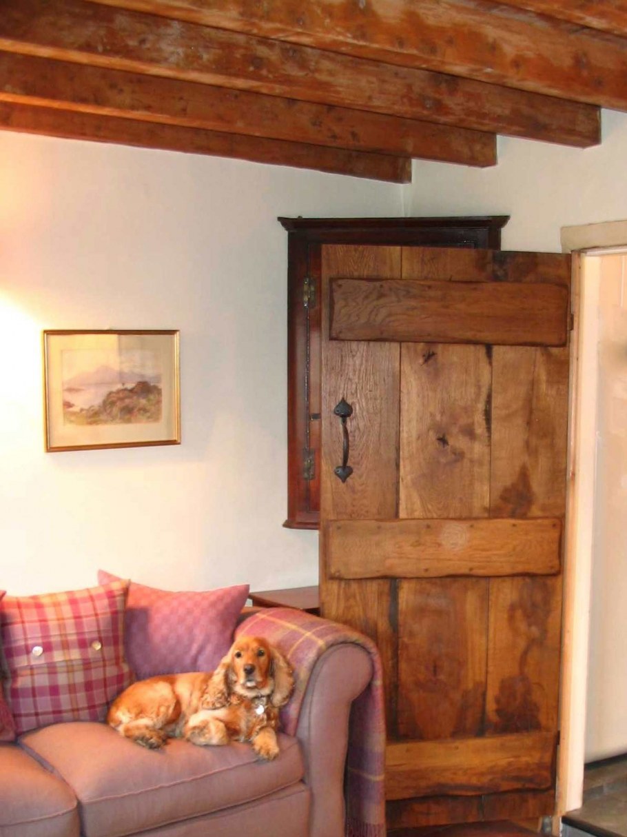 Дверь в деревенском доме