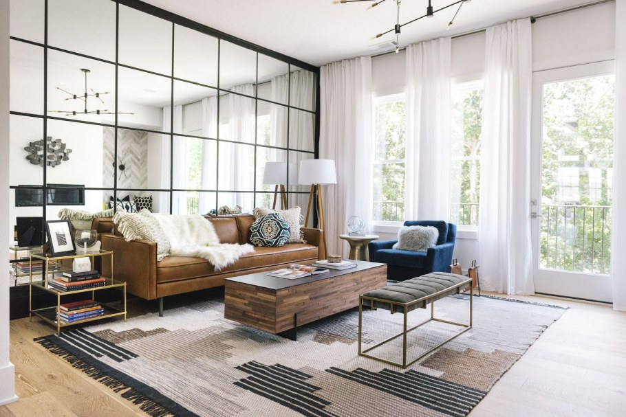 Большие зеркала в интерьере гостиной