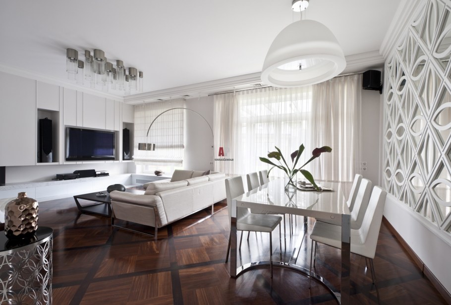 Зеркальная стена в интерьере загородного дома