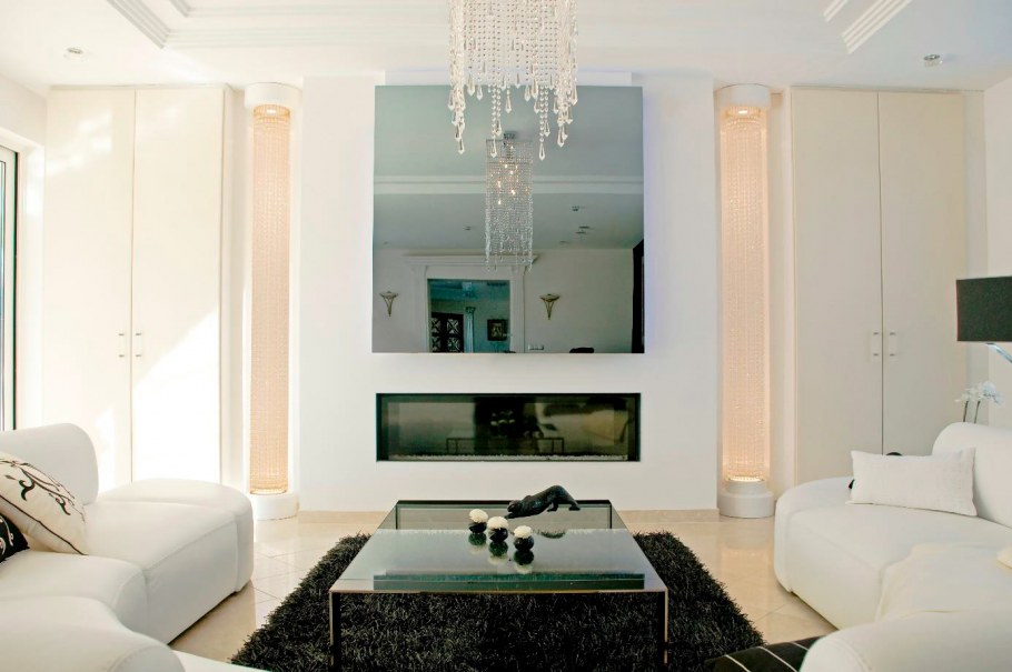 Встроенный зеркальный телевизор в гостиной