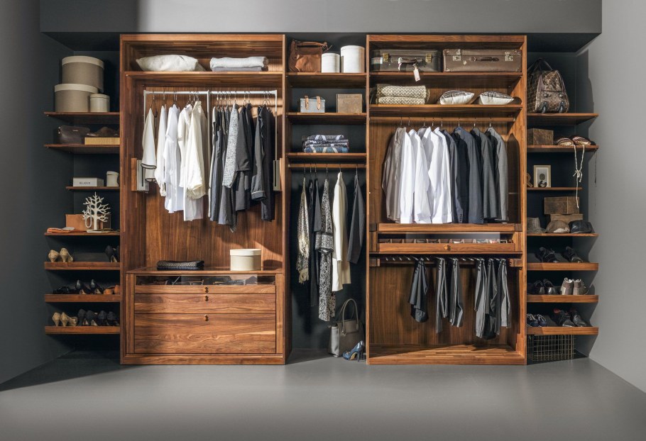 Удобный шкаф для одежды в спальню