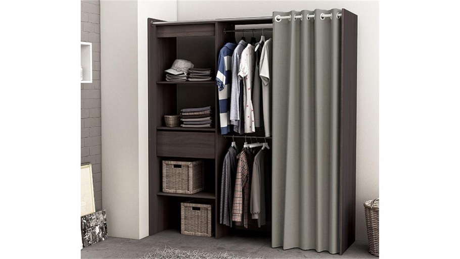 Открытый шкаф для одежды