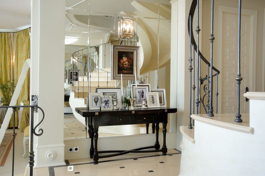 Консоль с большим зеркалом в прихожую Эклектика