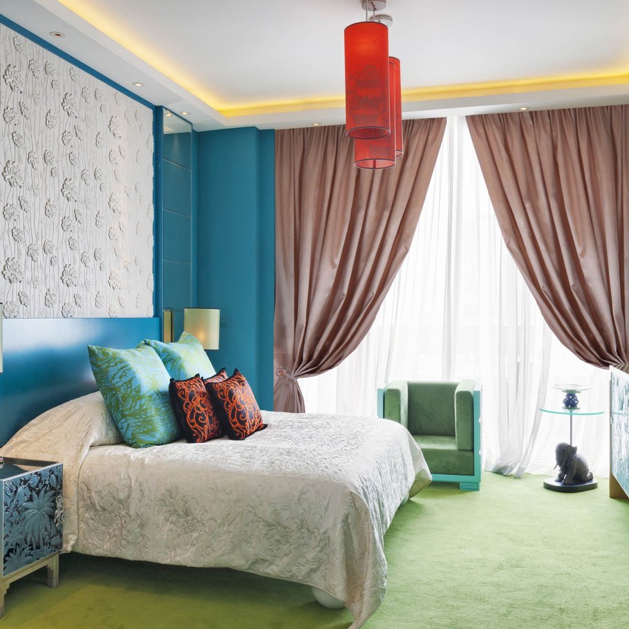 Яркие шторы в спальню