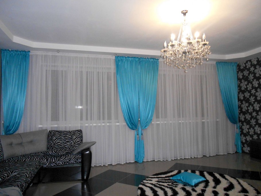 Бирюзовые шторы с ламбрекеном в гостиную