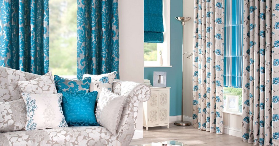 Бежевые шторы с голубым принтом