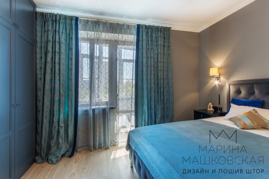 Бирюзовые шторы в спальне
