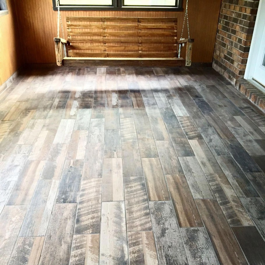 Пол из кафеля под дерево