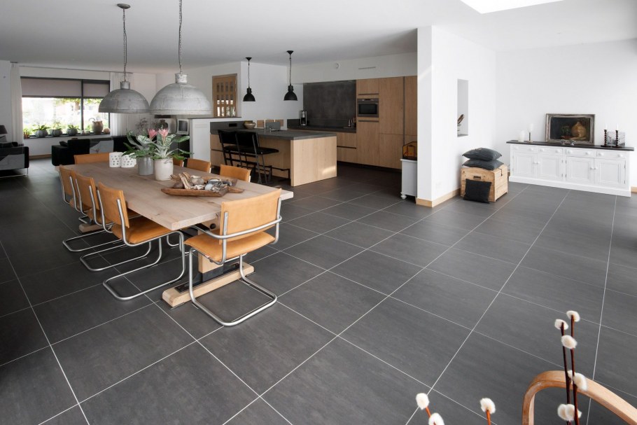 Плитка в кухне-гостиной на полу