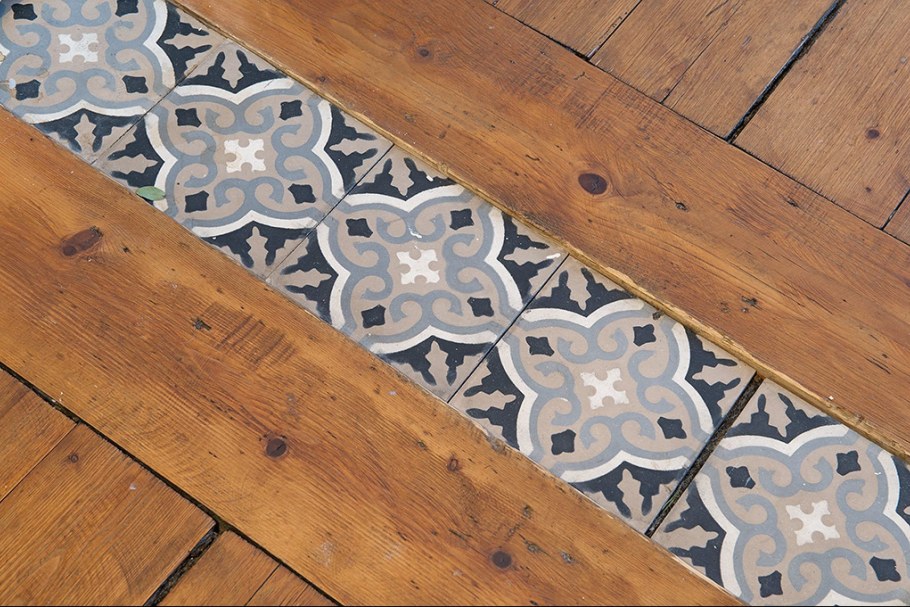 Плитка в деревянном доме на полу пэчворк