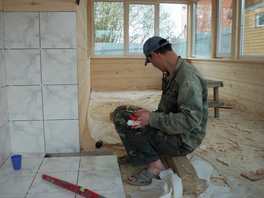 Монтаж плитки в деревянном доме