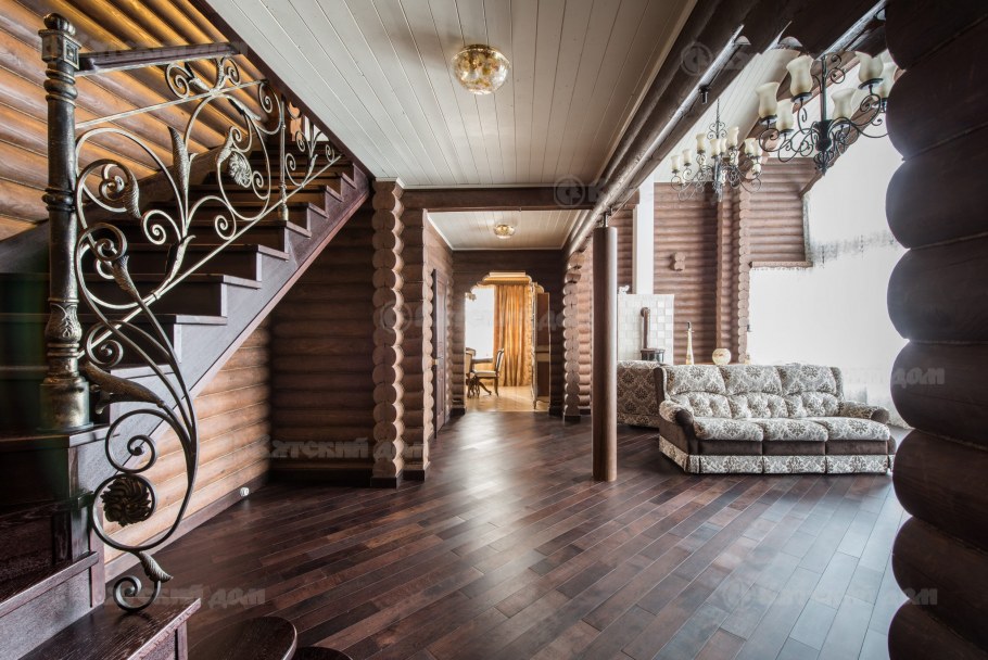 Лестница в интерьере в оцилиндрованном доме