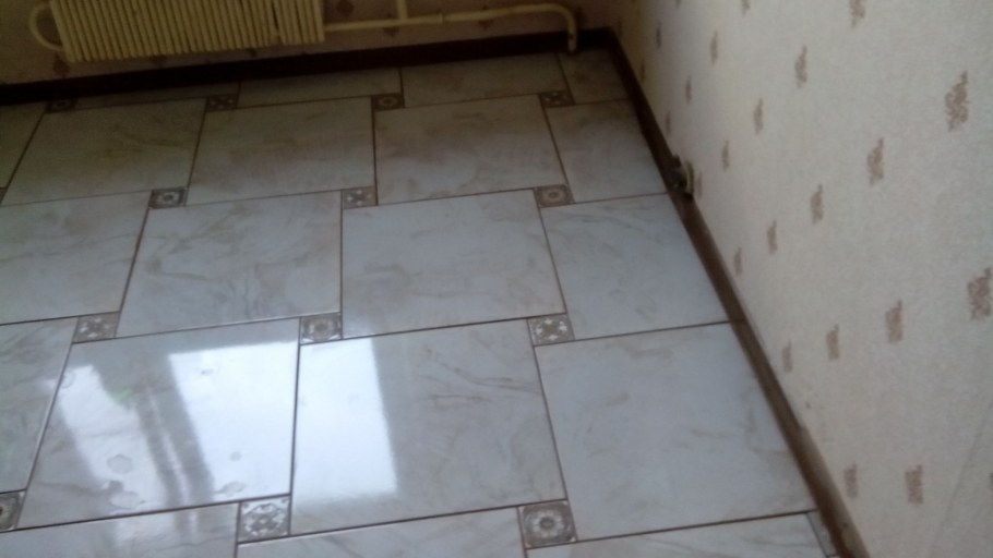 Стык плитки на полу и стене