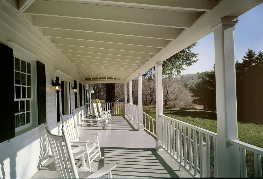 Терраса с белыми столбами