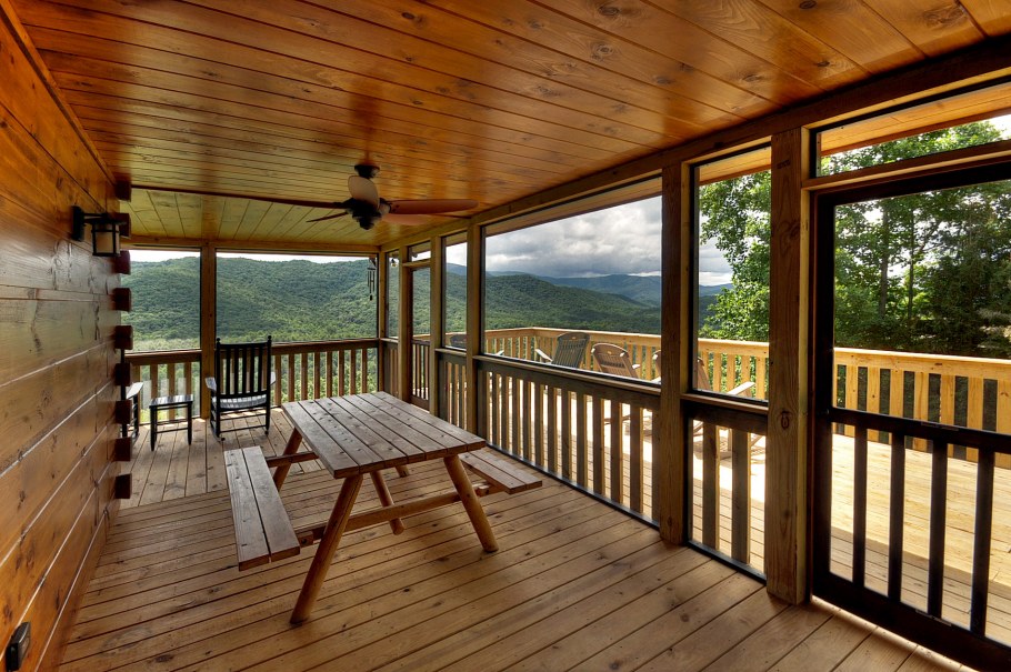 Закрытая деревянная веранда