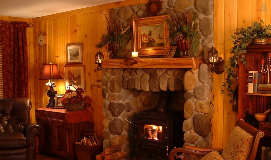 Новогодняя гостиная с камином из камня