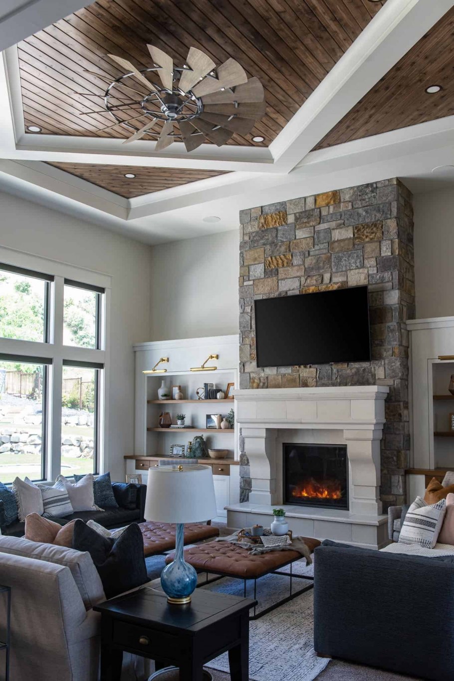 Современный зал с камином