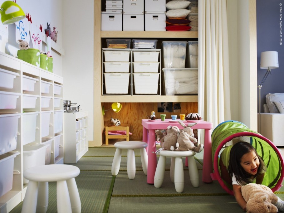 ТРУФАСТ С полками в интерьере детской комнаты