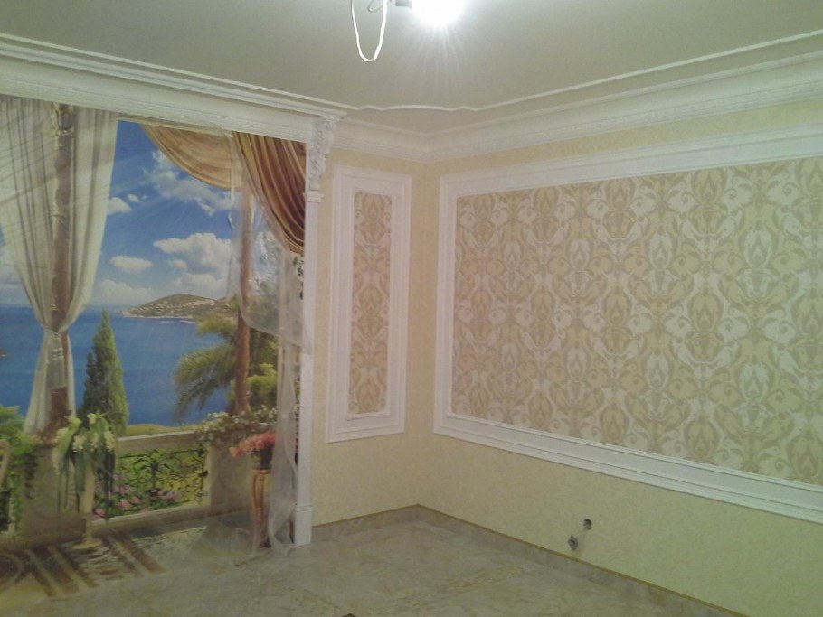 Молдинг для фотообоев на стене