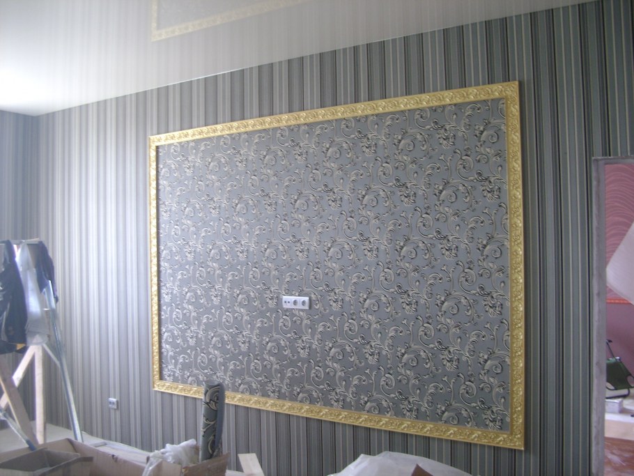 Рамка из обоев на стене