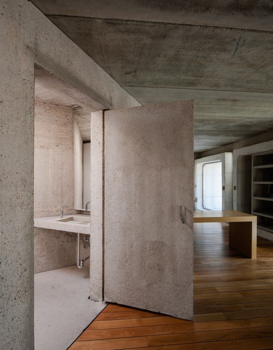 Межкомнатные двери под бетон в интерьере