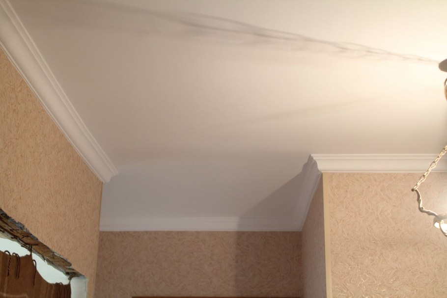 Потолок раскрашенный водоэмульсионной краской
