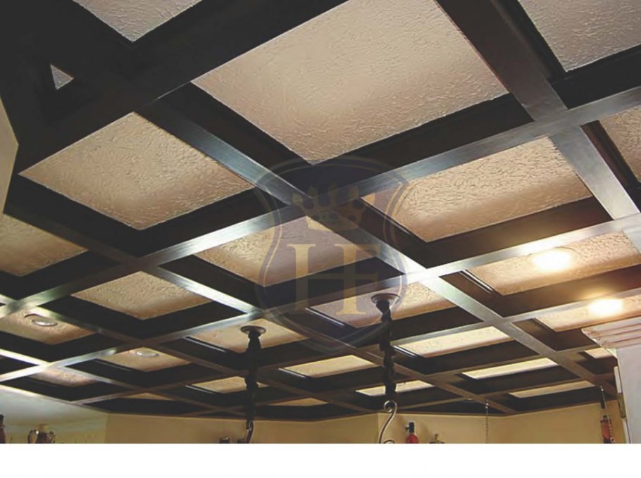 Потолок из деревянных брусков