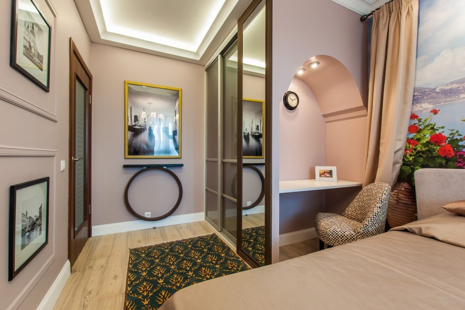 Узкая спальня с гардеробной