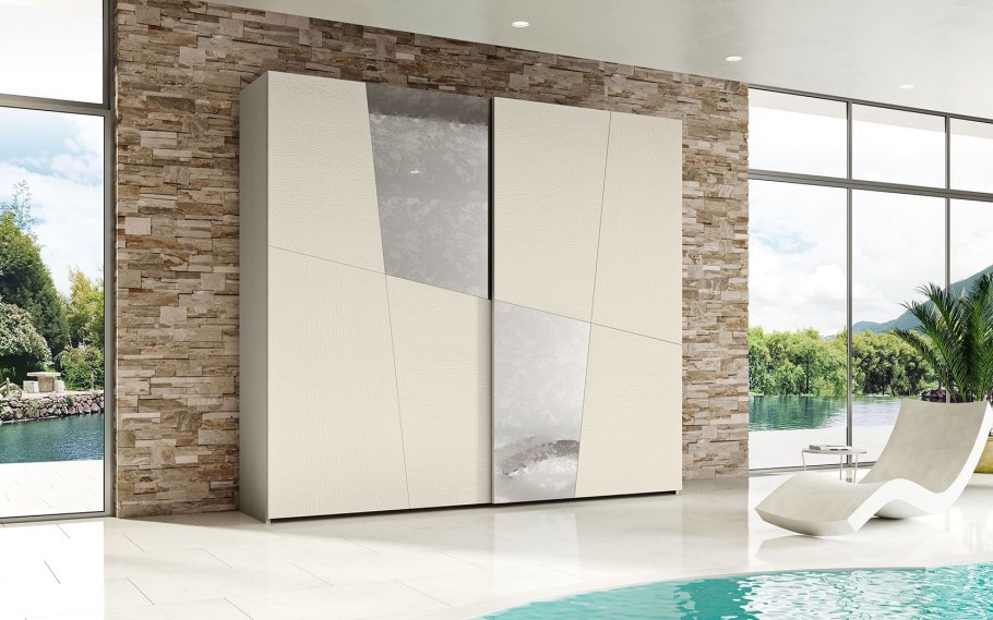 Гардеробная со стеклянными дверями