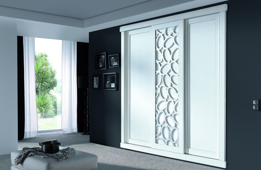 Оригинальное оформление двери в шкаф