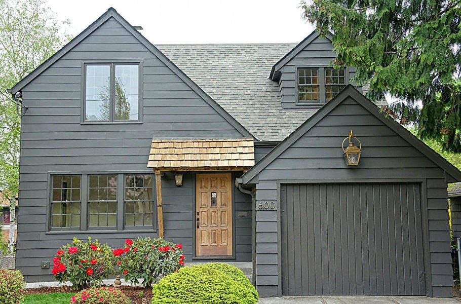 Дом темно серого цвета