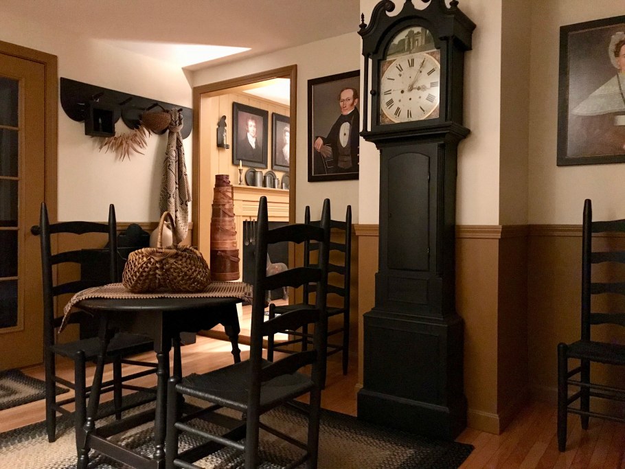 Большие настенные часы в интерьере