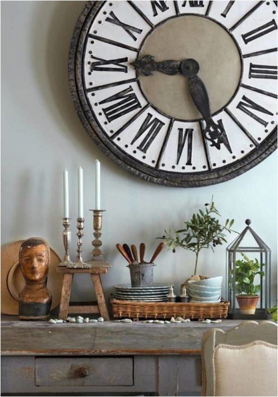 Маленькие часы над диваном