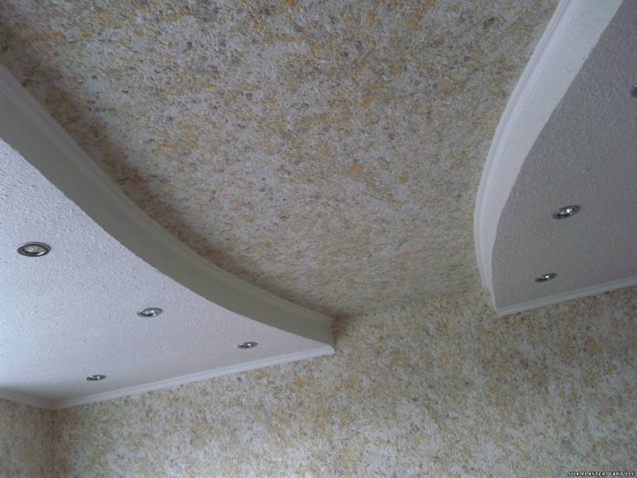 Отделка потолка жидкими обоями