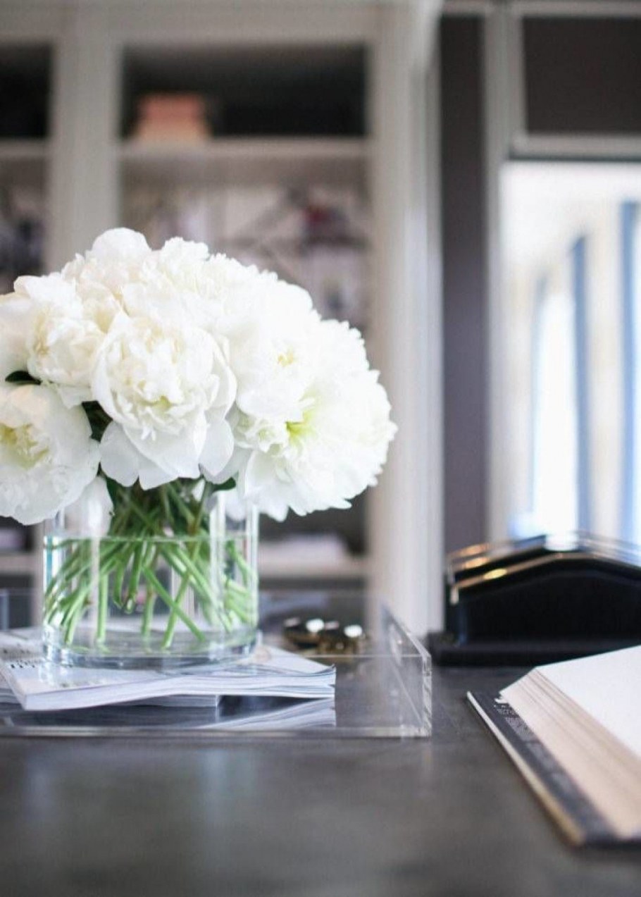 Белые пионы в вазе
